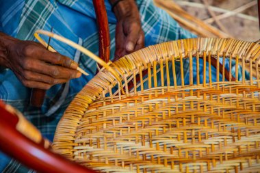 Warakapola, Sri Lanka. 10 Şubat 2023 Kalamus palmiye dalından mobilya ve sepet yaptıkları küçük rattan atölyesi. İnsanlar ve çalışmaları odaklı.
