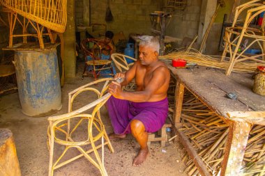 Warakapola, Sri Lanka. 10 Şubat 2023 Kalamus palmiye dalından mobilya ve sepet yaptıkları küçük rattan atölyesi. İnsanlar ve çalışmaları odaklı.