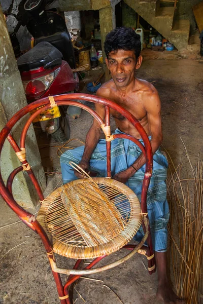 Warakapola, Sri Lanka. 10 Şubat 2023 Kalamus palmiye dalından mobilya ve sepet yaptıkları küçük rattan atölyesi. İnsanlar ve çalışmaları odaklı.