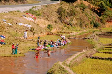 Madagaskar. 25 Ekim 2023 Tipik Madagaskar manzarası. Geleneksel olarak, insanlar nehirde çamaşır yıkar ve kıyıda kurutur..