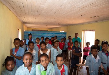 Miandrivazo, Madagaskar 20 Ekim 2023. Sınıfta mutlu okul çocukları var. Okul çocukları gülümser ve öğretmene bakar. Sınıfta bir sürü çocuk var. Çoğu çocuk yalın ayaktır.