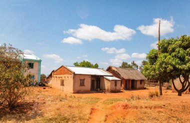 Antsirabe bölgesi, Madagaskar. 20 Ekim 2023. Madagaskar yolları. Antsirabe 'den küçük köylere giden yol, yol boyunca evler, çiftlik hayvanları, pirinç tarlaları, günlük yaşam Malagasy