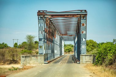 Antsirabe, Madagaskar 19 Ekim 2023. Morondava 'dan Antsirabe' ye giden yol. Nehir üzerinde büyük demir köprü kemerleri