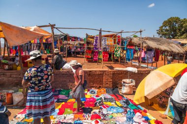 Antsirabe bölgesi, Madagaskar. 20 Ekim 2023. Madagaskar yolları. Antsirabe 'den küçük köylere giden yol, yol boyunca evler, çiftlik hayvanları, günlük yaşam Malagasy. yiyecek ve giyecek pazarı