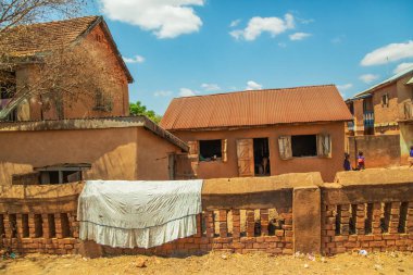 Antsirabe, Madagaskar 19 Ekim 2023. Morondava 'dan Antsirabe' ye giden yol Madagaskar 'ın ortasındaki boş otlaklar ve köyden geçiyor.