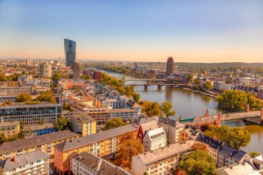 Avrupa, Almanya, Frankfurt am Main, 27 Eylül 2018. Yaz boyunca Kaiserdom, Avrupa Merkez Bankası ve Main Nehri ile Frankfurt 'un eski bir kasabası (Main Tower) yukarıdan görülmektedir.