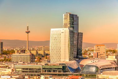 Avrupa, Almanya, Frankfurt am Main, 27 Eylül 2018. Yaz boyunca Kaiserdom, Avrupa Merkez Bankası ve Main Nehri ile Frankfurt 'un eski bir kasabası (Main Tower) yukarıdan görülmektedir.