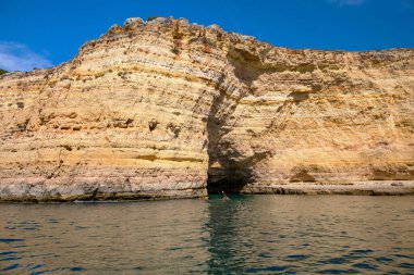 Algarve, Faro, Portekiz 29 Eylül 2020, gün batımında Portekiz 'in Algarve kıyıları yakınlarındaki okyanusta büyüleyici güzellikteki kayalar. Lagos,Porugal