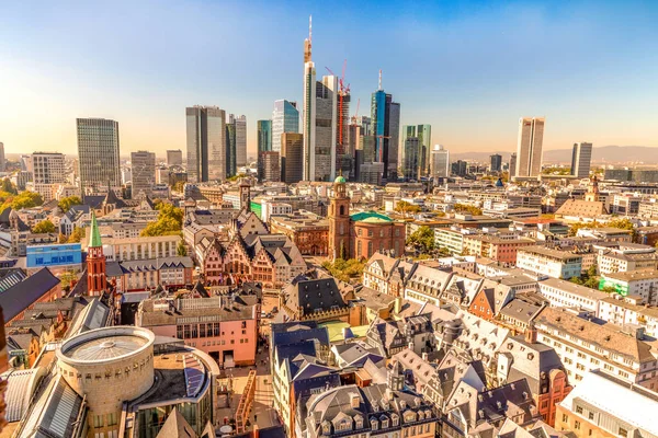 Avrupa, Almanya, Frankfurt am Main, 27 Eylül 2018. Yaz boyunca Kaiserdom, Avrupa Merkez Bankası ve Main Nehri ile Frankfurt 'un eski bir kasabası (Main Tower) yukarıdan görülmektedir.