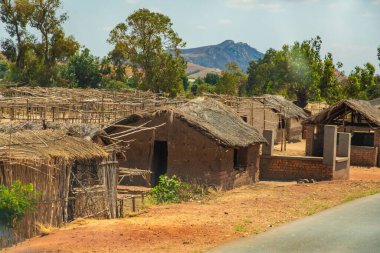 Antsirabe bölgesi, Madagaskar. 20 Ekim 2023. Madagaskar yolları. Antsirabe yolu. Küçük köyler, yol boyunca kil ve dallardan yapılmış geleneksel Malagasy evleri, çiftlik hayvanları, günlük yaşam Malagasy..