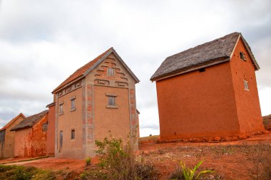 Nişanlım Madagaskar 'da. 21 Ekim 2023. Madagaskar yolları. Fianarantsoa 'dan küçük köylere giden yol, yol boyunca evler, çiftlik hayvanları, günlük hayat Malagasy. Bu bölgenin tipik evleri