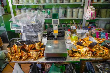 Kalutara, Sri Lanka 09 Şubat 2023 'te Sri Lanka' da küçük bir çay dükkanında. Taze toplanmış çay altın poşetlerde paketlenir..