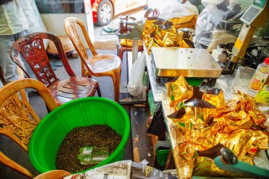 Kalutara, Sri Lanka 09 Şubat 2023 'te Sri Lanka' da küçük bir çay dükkanında. Taze toplanmış çay altın poşetlerde paketlenir..