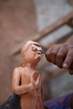 Kolutara, Sri Lanka 09 Şubat 2023. Sri Lanka Geleneksel ağaç ustaları ve zanaatkarları. Ahşaptan el yapımı hediyelik eşya yapmak için küçük bir atölye çalışması. Hayvan figürleri, maskeler ve Buda imajı..