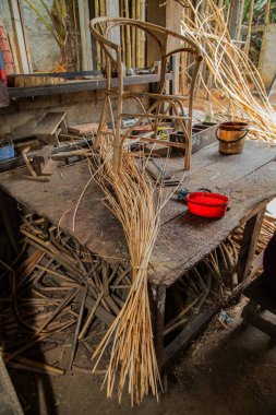 Warakapola, Sri Lanka. 10 Şubat 2023 Kalamus palmiye dalından mobilya ve sepet yaptıkları küçük rattan atölyesi. İnsanlar ve çalışmaları odaklı.