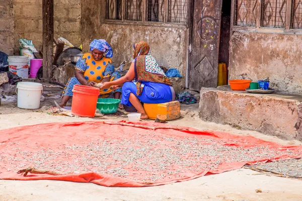 坦桑尼亚桑给巴尔市 2018年 坦桑尼亚桑给巴尔岛道路两旁各年龄段居民日常生活的街景 免版税图库图片