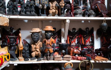 Arusha, Tanzanya, Afrika. 02 Şubat 2022. Afrika maskeleri, boncuklu bilezikler, kolyeler Masai pazarında satılan doğal malzemeden örülmüş Tanzanya çantaları. Takvimler ve turizm teması