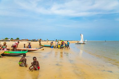 Batavia, batı Madagaskar, Toliara vilayeti. 18 Ekim 2023. Madagaskar sakinleri geleneksel balıkçı köyü okyanus kıyısındaki küçük avlardan sonra ağlarını katlıyorlar.