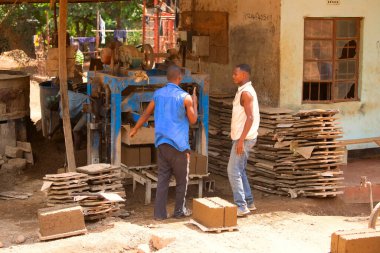 Arusha, Tanzanya, Afrika. 02 Şubat 2022 'de sıcak bir günde küçük bir tuğla fabrikasında çalışanlar oldu.