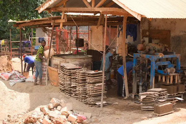 Arusha, Tanzanya, Afrika. 02 Şubat 2022 'de sıcak bir günde küçük bir tuğla fabrikasında çalışanlar oldu.