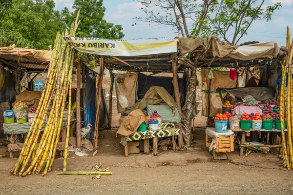 阿鲁沙 坦桑尼亚 坦桑尼亚道路两旁各年龄层居民日常生活的街景 图库图片
