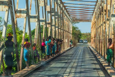 Antsirabe, Madagaskar 19 Ekim 2023. Morondava 'dan Antsirabe' ye giden yol. Nehir üzerinde büyük demir köprü kemerleri
