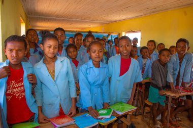 Miandrivazo, Madagaskar 20 Ekim 2023. Sınıfta mutlu okul çocukları var. Okul çocukları gülümser ve öğretmene bakar. Sınıfta bir sürü çocuk var. Çoğu çocuk yalın ayaktır.