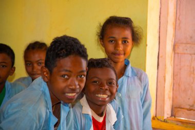 Miandrivazo, Madagaskar 20 Ekim 2023. Sınıfta mutlu okul çocukları var. Okul çocukları gülümser ve öğretmene bakar. Sınıfta bir sürü çocuk var.