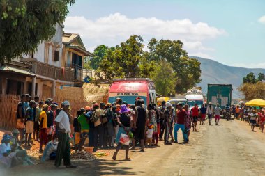 Antsirabe bölgesi, Madagaskar. 20 Ekim 2023. Madagaskar yolları. Antsirabe 'den küçük köylere giden yol, yol boyunca evler, çiftlik hayvanları, pirinç tarlaları, günlük yaşam Malagasy
