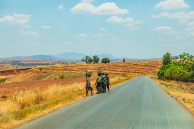 Antsirabe, Madagaskar 19 Ekim 2023. Morondava 'dan Antsirabe' ye giden yol Madagaskar 'ın ortasındaki boş otlaklar ve köyden geçiyor.