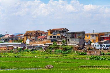 Antananarivo, Madagaskar. 25 Ekim 2023 Antananarivo Caddesi. Madagaskar 'ın başkenti ve en büyük şehri. Tepedeki parlak renkli evler