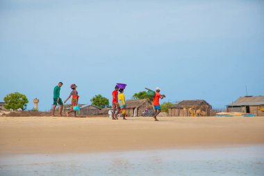 Batavia, batı Madagaskar, Toliara vilayeti. 18 Ekim 2023. Madagaskar sakinleri geleneksel balıkçı köyü okyanus kıyısındaki küçük avlardan sonra ağlarını katlıyorlar.