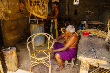 Warakapola, Sri Lanka. 10 Şubat 2023 Kalamus palmiye dalından mobilya ve sepet yaptıkları küçük rattan atölyesi. İnsanlar ve çalışmaları odaklı.