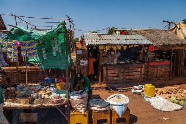 Antsirabe bölgesi, Madagaskar. 20 Ekim 2023. Madagaskar yolları. Antsirabe 'den küçük köylere giden yol, yol boyunca evler, çiftlik hayvanları, günlük yaşam Malagasy. yiyecek ve giyecek pazarı