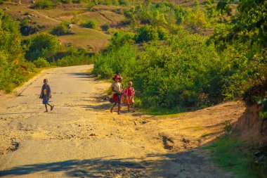Nişanlım Madagaskar 'da. 21 Ekim 2023. Madagaskar yolları. Fianarantsoa 'dan küçük köylere giden yol, yol boyunca evler, çiftlik hayvanları, pirinç tarlaları, günlük Malagasy