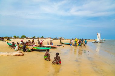 Batavia, batı Madagaskar, Toliara vilayeti. 18 Ekim 2023. Madagaskar sakinleri geleneksel balıkçı köyü okyanus kıyısındaki küçük avlardan sonra ağlarını katlıyorlar.