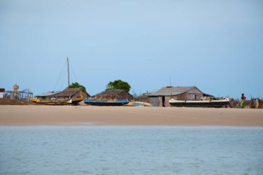 Batavia, batı Madagaskar, Toliara vilayeti. 18 Ekim 2023. Madagaskar sakinleri geleneksel balıkçı köyü okyanus kıyısındaki küçük avlardan sonra ağlarını katlıyorlar.