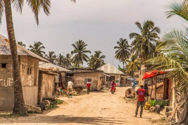 Zanzibar Şehri, Tanzanya. - 30. 03 numara. 2018. Tanzanya 'daki Zanzibar Adası' nda yol boyunca her yaştan yerli halkın günlük yaşamına ilişkin sokak manzarası.