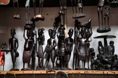 Arusha, Tanzanya, Afrika. 02 Şubat 2022. Afrika maskeleri, boncuklu bilezikler, kolyeler, Tanzanya ulusal giysileri, sergilenen ve satılmaya hazır doğal malzemelerden örülmüş çantalar. Takvimler ve turizm
