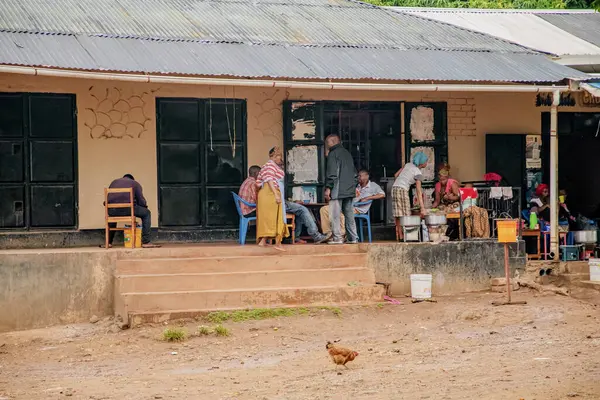 Arusha, Tanzanya, Afrika. 01.02 22 yaşında. Tanzanya 'da yol boyunca her yaştan yerli halkın günlük yaşamına ilişkin sokak manzarası.