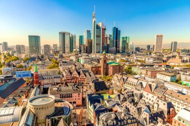 Avrupa, Almanya, Frankfurt am Main, 27 Eylül 2018. Kaiserdom, Avrupa Merkez Bankası ve nehir kenti Frankfurt 'un eski bir kasabası. Gün batımında ana kuleden görüldü.