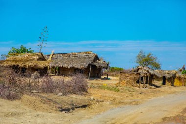 Antsirabe, Madagaskar 19 Ekim 2023. Morondava 'dan Antsirabe' ye kadar Madagaskar 'ın göbeğindeki boş çayır ve köy boyunca. Küçük ahşap evler boyunca köy.