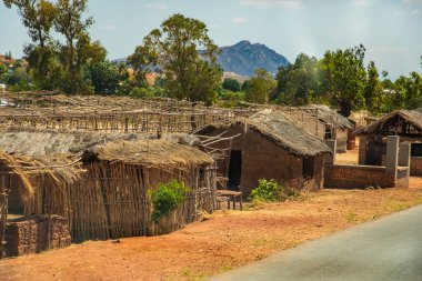 Antsirabe bölgesi, Madagaskar. 20 Ekim 2023. Madagaskar yolları. Antsirabe yolu. Küçük köyler, yol boyunca kil ve dallardan yapılmış geleneksel Malagasy evleri, çiftlik hayvanları, günlük yaşam Malagasy..