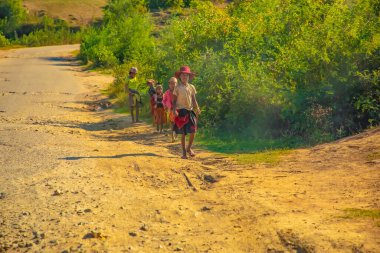 Nişanlım Madagaskar 'da. 21 Ekim 2023. Madagaskar yolları. Fianarantsoa 'dan küçük köylere giden yol, yol boyunca evler, çiftlik hayvanları, pirinç tarlaları, günlük Malagasy