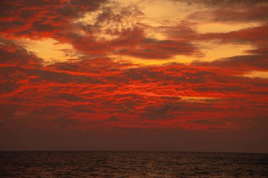 Sri Lanka 'daki Hint Okyanusu üzerinde şaşırtıcı derecede güzel, kırmızı, dramatik bir gün batımı. güzel fotoğraf duvar kağıdı ve doğal arkaplan.