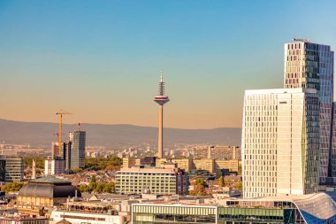 Avrupa, Almanya, Frankfurt am Main, 27 Eylül 2018. Kaiserdom, Avrupa Merkez Bankası ve nehir kenti Frankfurt 'un eski bir kasabası. Gün batımında ana kuleden görüldü.