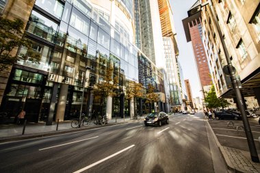 Frankfurt, Almanya 27 Eylül 2018. Omniturm Kulesi ve Grosse Gallusstrasse Caddesi, Bankenviertel İş Dünyası, Frankfurt, Almanya. Büyük camlı, mavi gökdelenler.