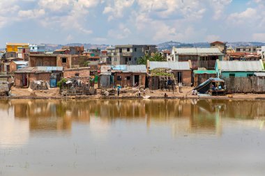 Antananarivo, Madagaskar. 25 Ekim 2023 Antananarivo Caddesi. Madagaskar 'ın başkenti ve en büyük şehri. Evlerin yanında yağmur üstüne su birikintisi