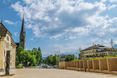 Vaduz, Lihtenştayn, 25 Mayıs 2017. Alpler arasındaki güzel şehirde güneşli bir gün. Liechtenstein Prensliğinin Vaduz başkenti. Şehrin merkez meydanı.