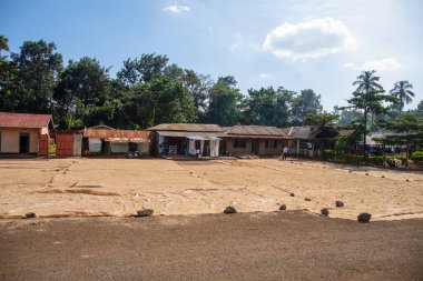 Arusha, Tanzanya, Afrika. 02 Şubat 2022 'de eve yakın bir yerde, pirinç güneşte kurutulmak üzere büyük bir maddeyle hazırlanmıştı.